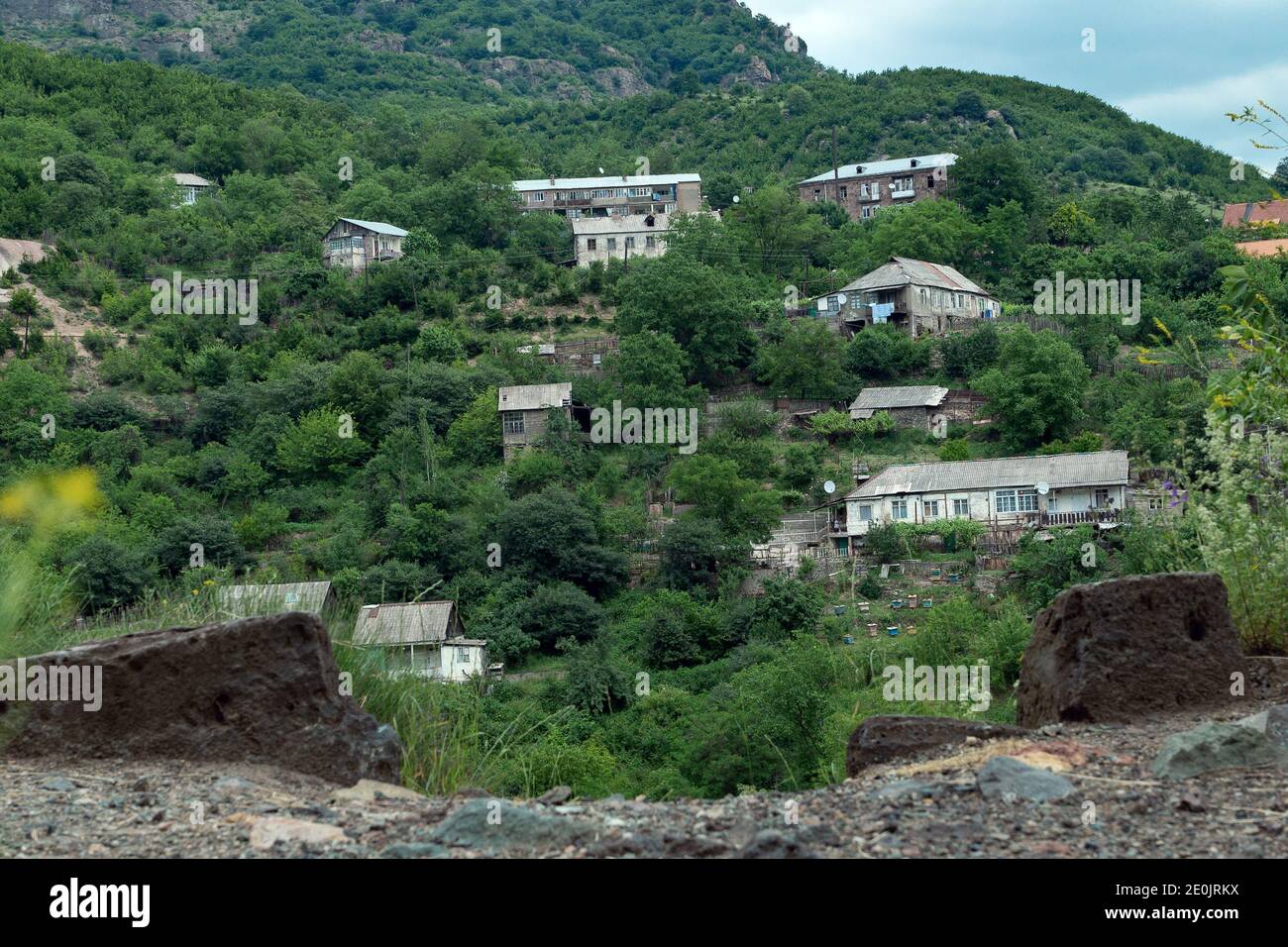 Maisons de la petite ville arménienne Akhtala situé dans le montagnes en été Banque D'Images