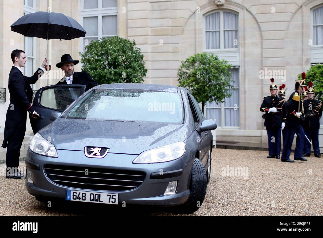 Le Grand rabbin français Gilles Bernheim quitte le palais présidentiel de l'Elysée après une réunion de travail avec le Président français, à Paris, en France, le 12 juillet 2012. Photo de Stephane Lemouton/ABACAPRESS.COM Banque D'Images