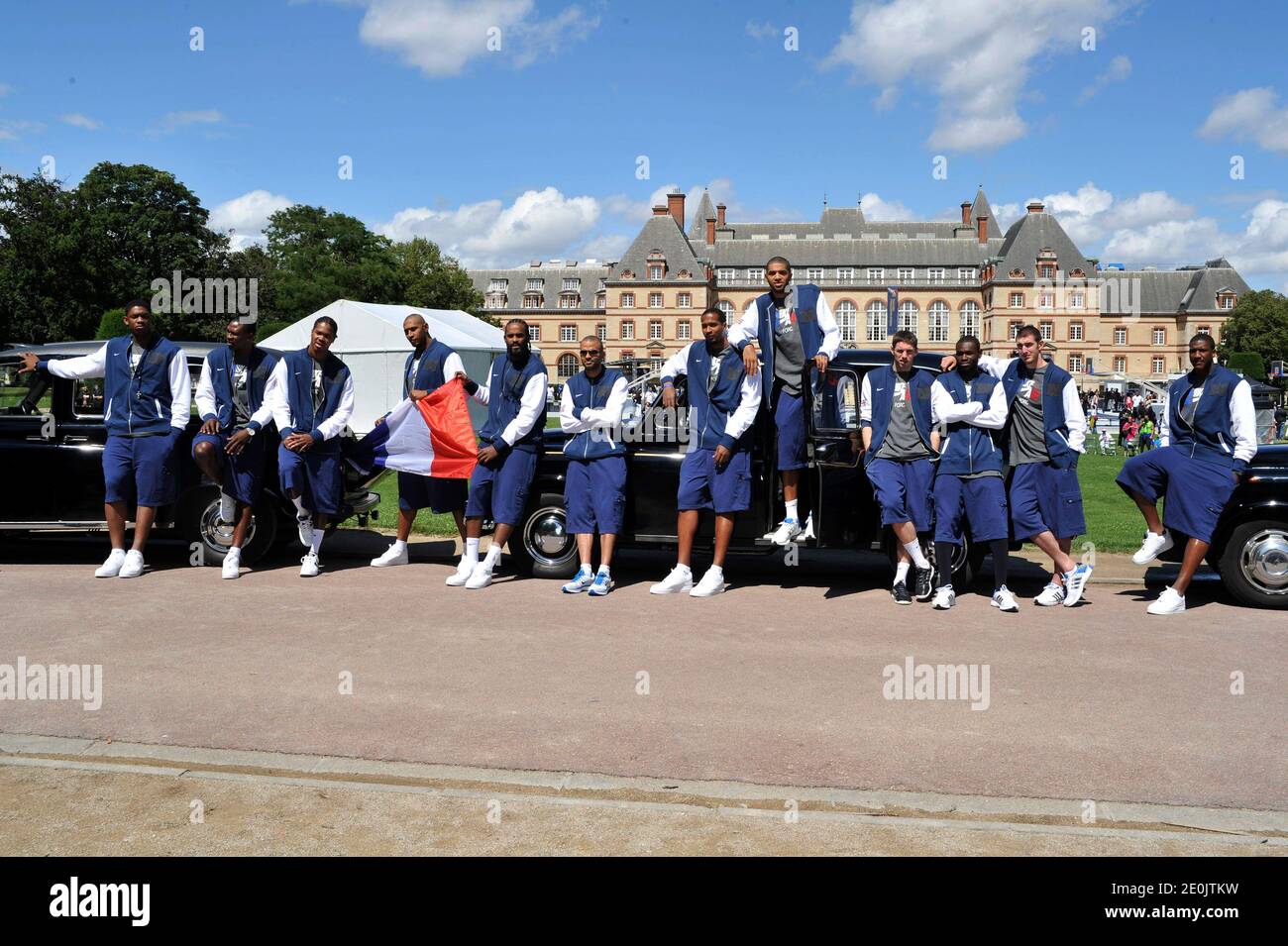 Membres de l'équipe nationale française de basket-ball, Ali Traore, Florent Pietrus, Mickael Gelabale, Boris Diaw, Ronny Turiaf, Tony Parker, Ludovic Vaty, Kevin Seraphin, Fabien Caueur, Yannick Bokolo, Nando de Colo et Yakhouba Diawara posant lors de l'événement du Festival mondial de basket-ball à Cité universitaire, le 14 juillet 2012. Photo d'Aurore Marechal/ABACAPRESS.COM Banque D'Images