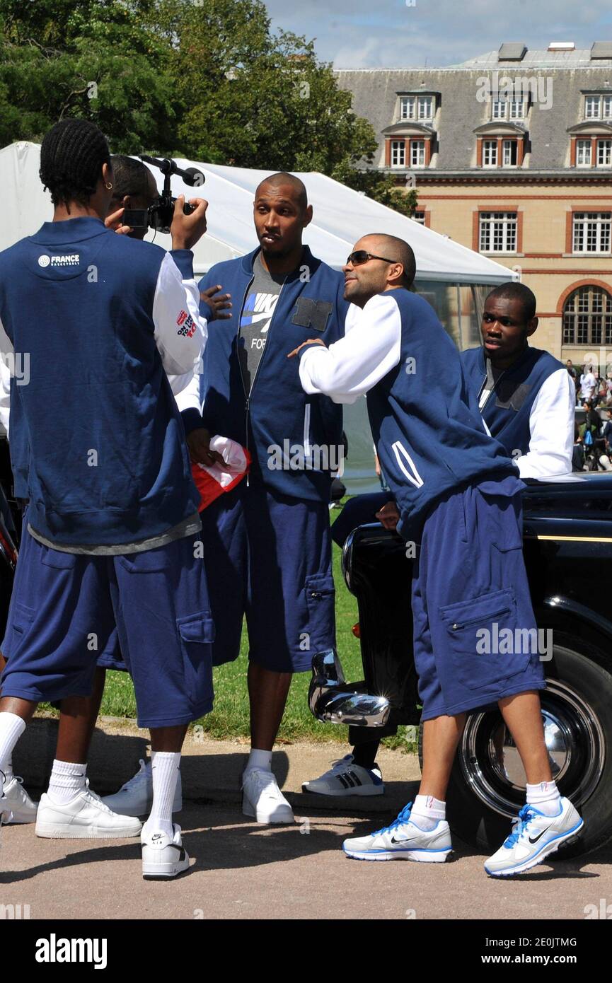 Boris Diaw, Tony Parker et Yannick Bokolo, membres de l'équipe nationale française de basket-ball, posant lors du Festival mondial de basket-ball à Cité universitaire, à Paris, le 14 juillet 2012. Photo d'Aurore Marechal/ABACAPRESS.COM Banque D'Images