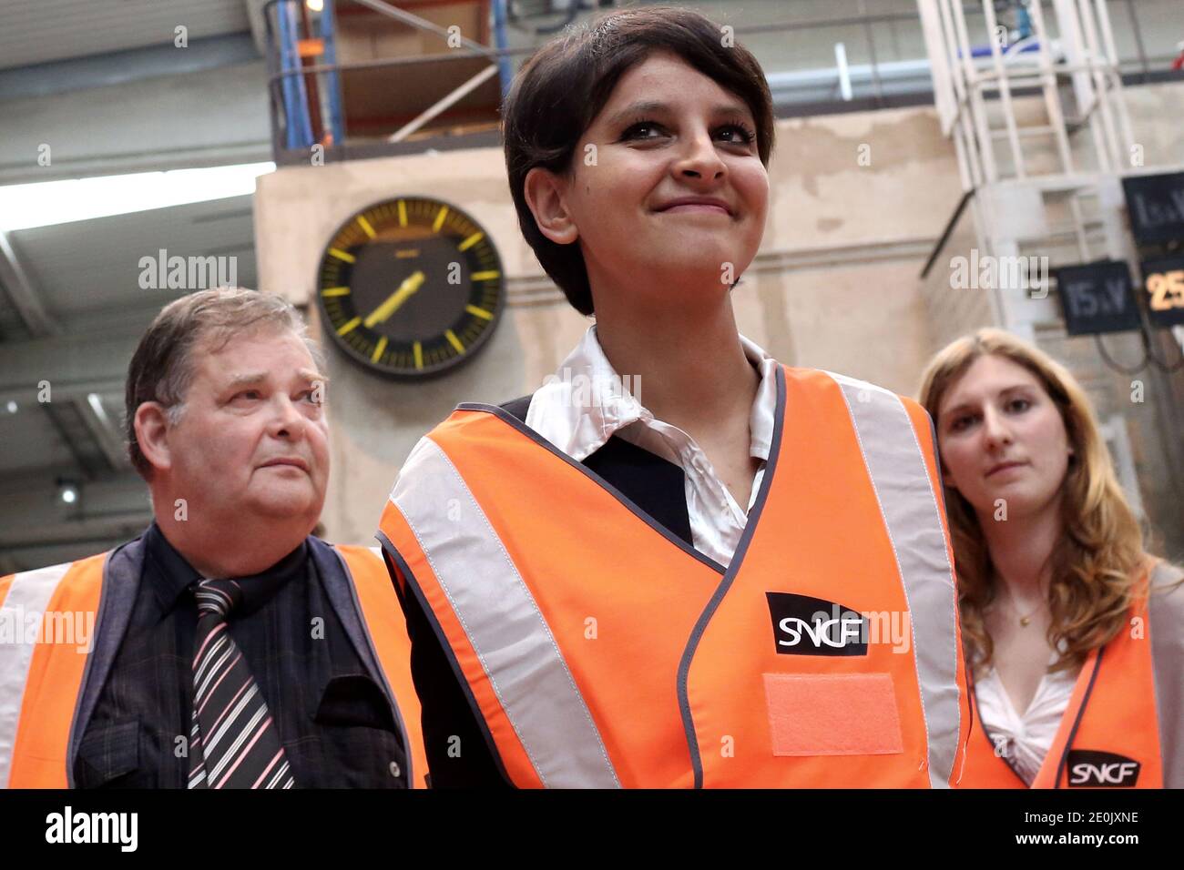 La ministre française des droits de la femme, Najat Vallaud-Belkacem, visite le centre technique de la SNCF, à Val d'Argenteuil, près de Paris, en France, le 20 juillet 2012. Photo de Stephane Lemouton/ABACAPRESS.COM. Banque D'Images