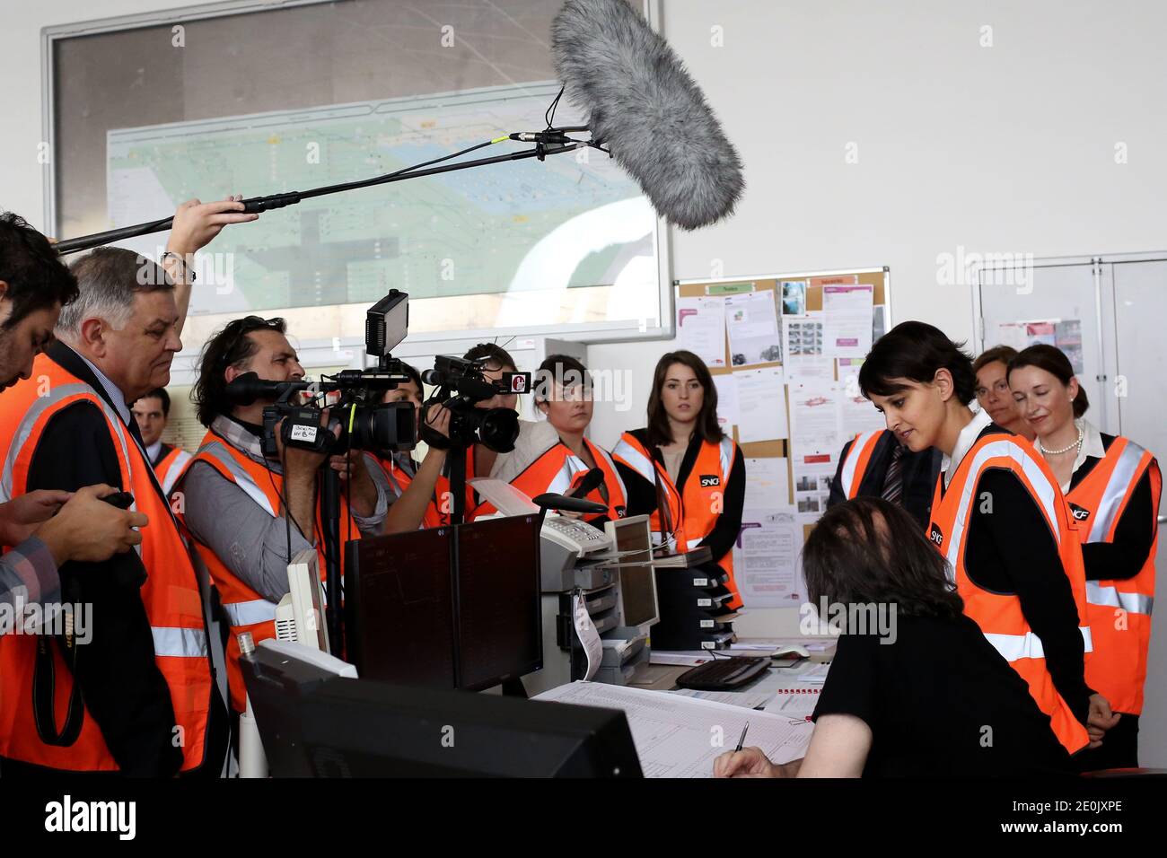 La ministre française des droits de la femme, Najat Vallaud-Belkacem, visite le centre technique de la SNCF, à Val d'Argenteuil, près de Paris, en France, le 20 juillet 2012. Photo de Stephane Lemouton/ABACAPRESS.COM. Banque D'Images