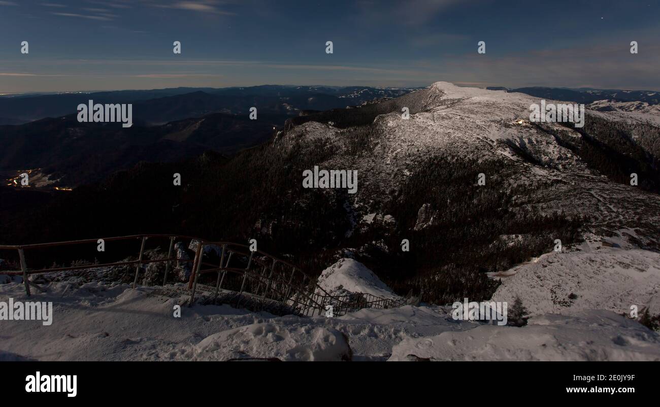 paysage nocturne en hiver, en montagne, sous la lune. Carpates de Ceahlau, Roumanie Banque D'Images