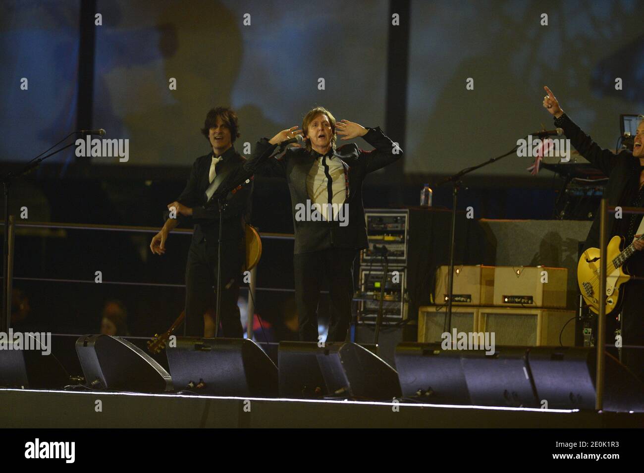 Paul McCartney se produit lors de la cérémonie d'ouverture des Jeux Olympiques de Londres 2012 à Londres, en Angleterre, le 27 juillet 2012. Photo par ABACAPRESS.COM Banque D'Images