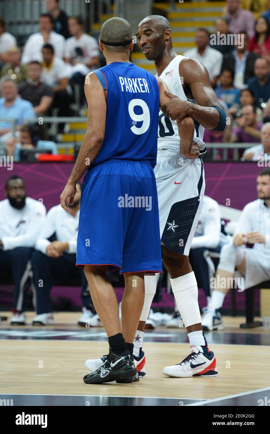 Kobe Bryant des États-Unis avec Tony Parker de la France pendant leur groupe UN match de tour préliminaire, la France contre les États-Unis le deuxième jour des Jeux Olympiques de Londres 2012 à Londres, Royaume-Uni le 29 juillet 2012. Les États-Unis ont gagné 98-71. Photo par ABACAPRESS.COM Banque D'Images