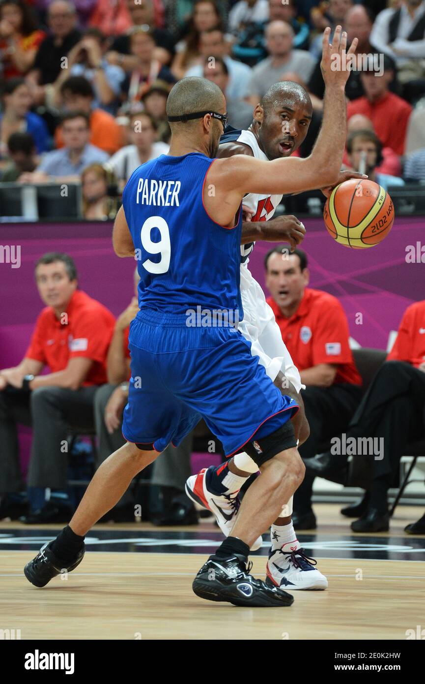 Kobe Bryant des États-Unis combat avec Tony Parker de France lors de leur groupe UN match de tour préliminaire, la France contre les États-Unis le deuxième jour des Jeux Olympiques de Londres 2012 à Londres, Royaume-Uni, le 29 juillet 2012. Les États-Unis ont gagné 98-71. Photo par ABACAPRESS.COM Banque D'Images