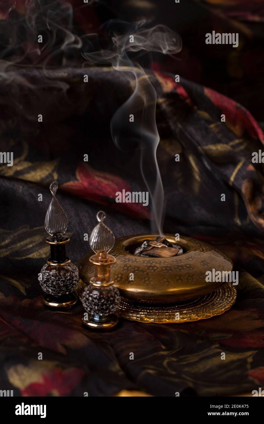 L'agarwood, également appelé aloeswood, huile essentielle et copeaux d'encens brûlants Banque D'Images