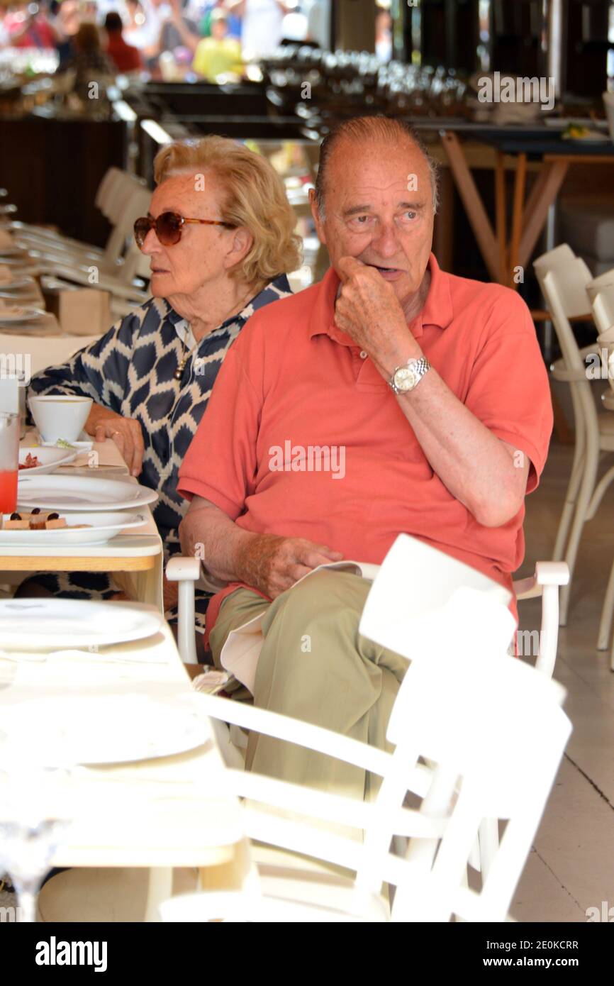 L'ancien président français Jacques Chirac et son épouse Bernadette ont  déjeuné au restaurant de fruits de mer le Girelier, sur le port de  Saint-Tropez, dans le sud de la France, le 12