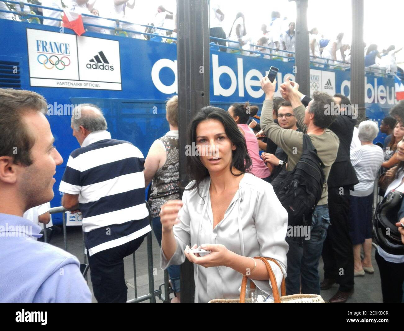 La journaliste française Marie Drucker est arrivée sur les champs-Élysées pour soutenir et accueillir les Athlets des Jeux Olympiques de France lors d'une parade en bus à Paris, France, le 13 août 2012. Photo de Christophe Geyres/ABACAPRESS.COM Banque D'Images