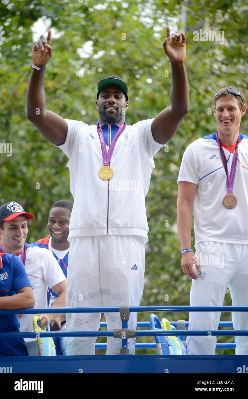 Teddy Riner lors du défilé des médaillés olympiques français à la suite des Jeux Olympiques d'été de Londres en 2012, sur les champs-Élysées à Paris, en France, le 13 août 2012. Photo de Nicolas Briquet/ABACAPRESS.COM Banque D'Images