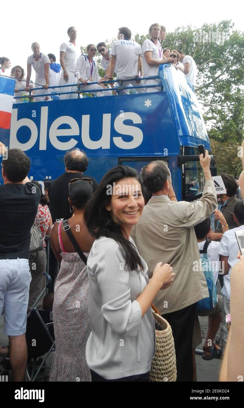La journaliste française Marie Drucker est arrivée sur les champs-Élysées pour soutenir et accueillir les Athlets des Jeux Olympiques de France lors d'une parade en bus à Paris, France, le 13 août 2012. Photo de Christophe Geyres/ABACAPRESS.COM Banque D'Images
