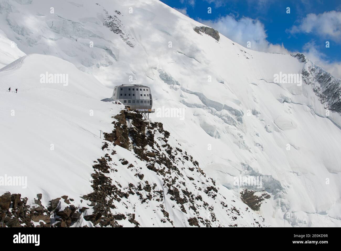 Vue générale du refuge du Gouter récemment ouvert situé près du pic de l'aiguille du Gouter dans les Alpes françaises, quartier de Saint Gervais, France, le 16 juin 2011. Le nouveau refuge de montagne est situé à une altitude de 3,815 mètres (12,582 pieds), sur la route de l'ascension du Mont-blanc, et est le plus haut site de construction en Europe. C'est de remplacer le vieux refuge de 1960, qui sera détruit. Sa capacité est de 76 personnes, puis 100 lits jusqu'à fin septembre 2012 et 120 lits en 2013. Photos de Loona/ABACAPRESS.COM Banque D'Images