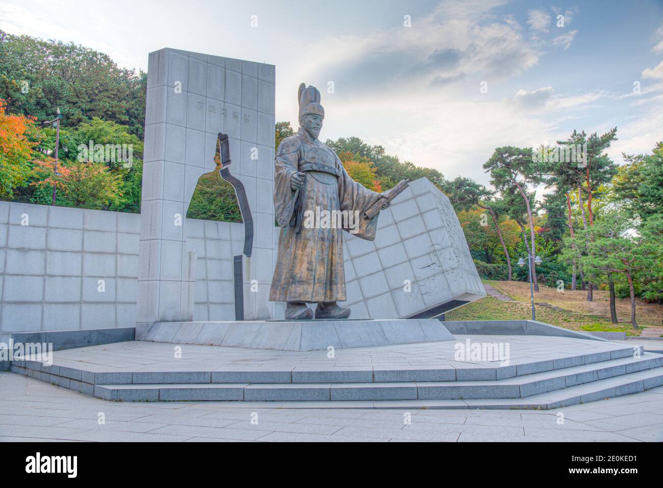 SUWON, CORÉE, 24 OCTOBRE 2019 : statue du roi Jeongjo à Suwon, République de Corée Banque D'Images