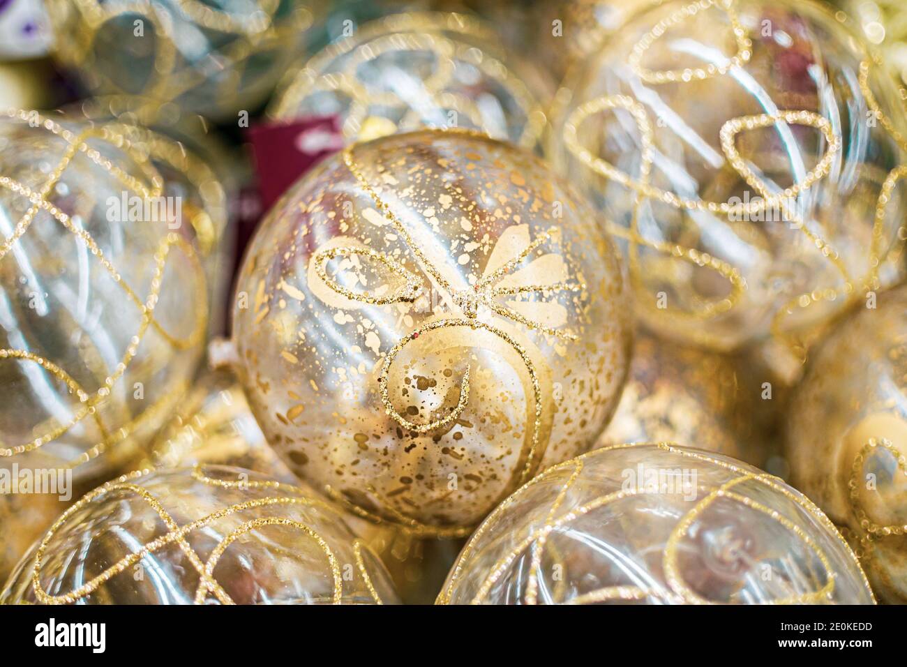 Boules de Noël dorées transparentes en gros plan, jouet arbre Banque D'Images
