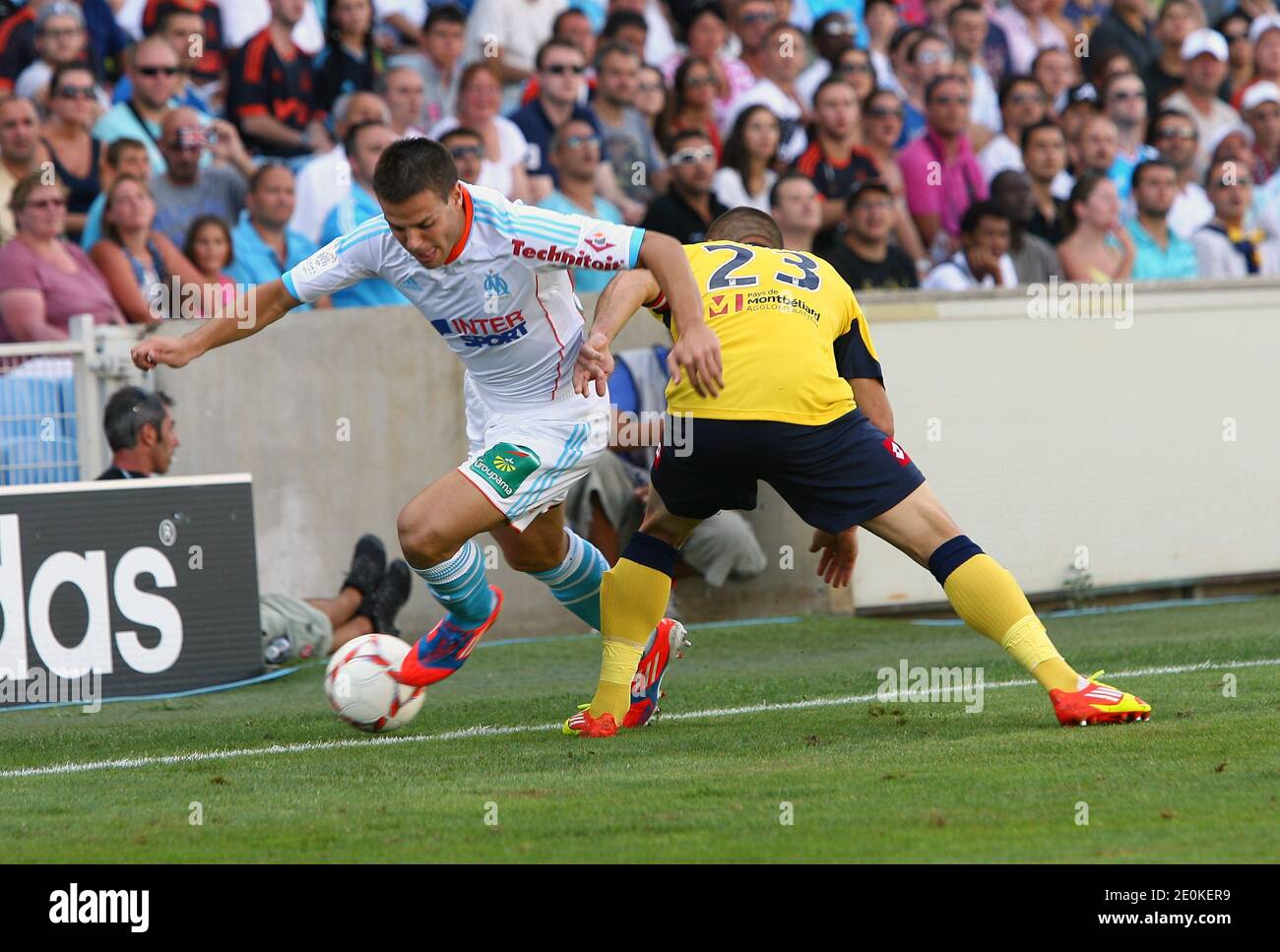 Cesar Azpilicueta de l'Olympique de Marseille rivalise avec le ballon David Sauget des Sochaux lors du match de football de la Ligue 1 OM vs Sochaux. OM gagné 2-0. Au stade vélodrome de Marseille, sud de la France, le 19 août 2012. Photo de Michel Clementz/ABACAPRESS.COM Banque D'Images