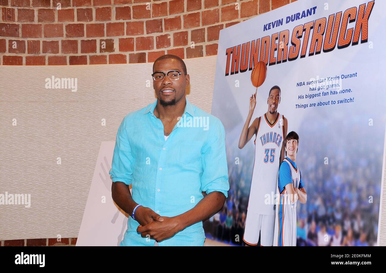 Kevin durant, joueur de basket-ball de l'Oklahoma City Thunder, assiste à  une séance de photo pour le film, Thunderstruck à Georgetown, Washington,  DC, Etats-Unis, le 22 août 2012. Le film parle de