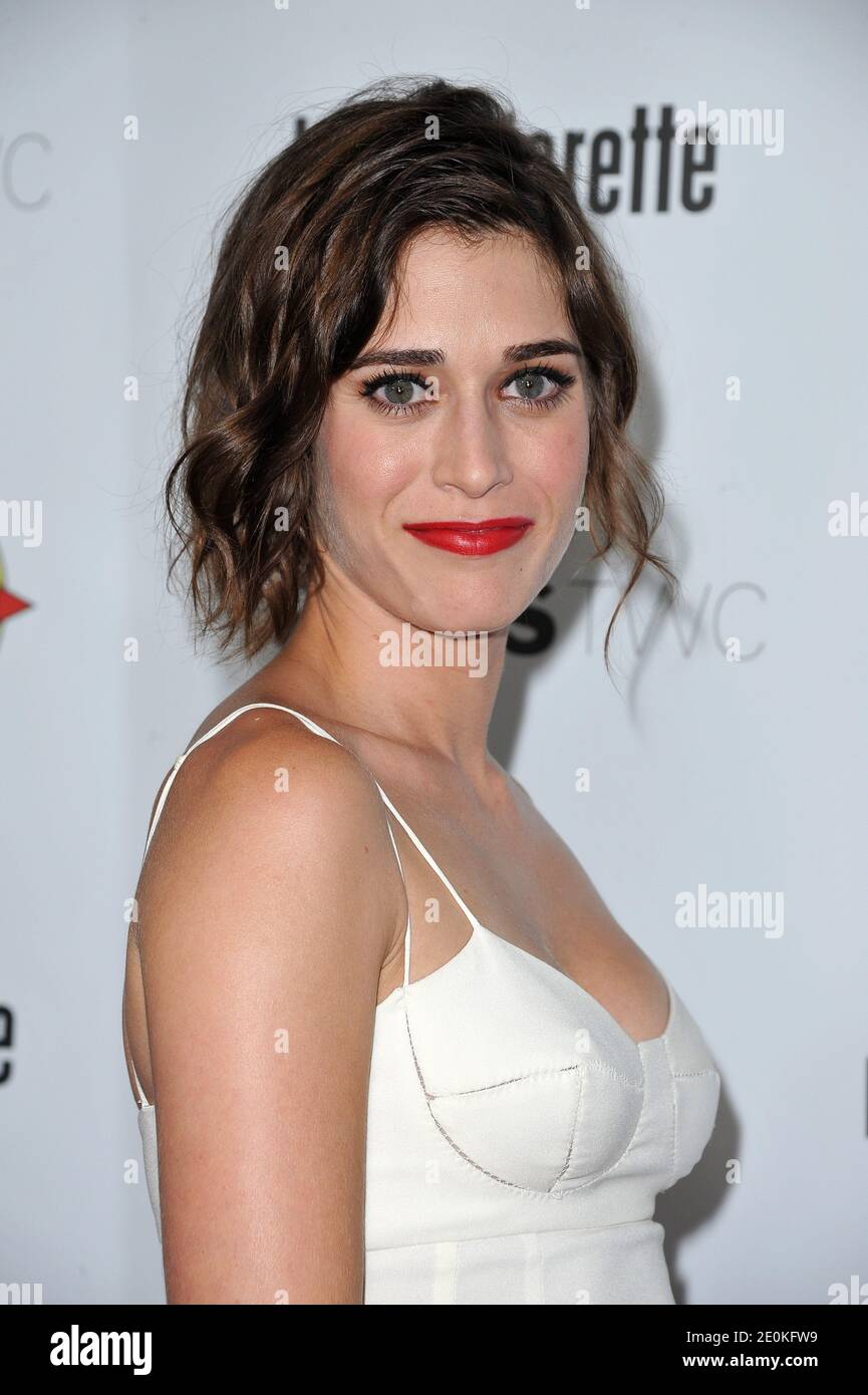 Lizzy Caplan arrive à la première de 'Bachelorette' aux cinémas ArcLight de Los Angeles, CA, USA le 23 août 2012. Photo de Lionel Hahn/ABACAPRESS.COM Banque D'Images