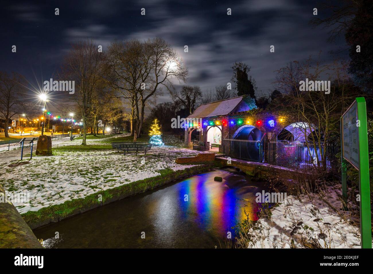 Kidderminster, Royaume-Uni. 1er janvier 2021. Météo au Royaume-Uni : tout est calme, car cette journée enneigée du nouvel an touche à sa fin. Une nuit froide et sèche est prévue pour Worcestershire avec des températures inférieures à zéro prédites par les heures tôt du matin. Les jolies lumières de Noël brillent de mille feux, leur reflet coloré visible sous un ciel bleu dans ce parc local. Crédit : Lee Hudson/Alay Live News Banque D'Images