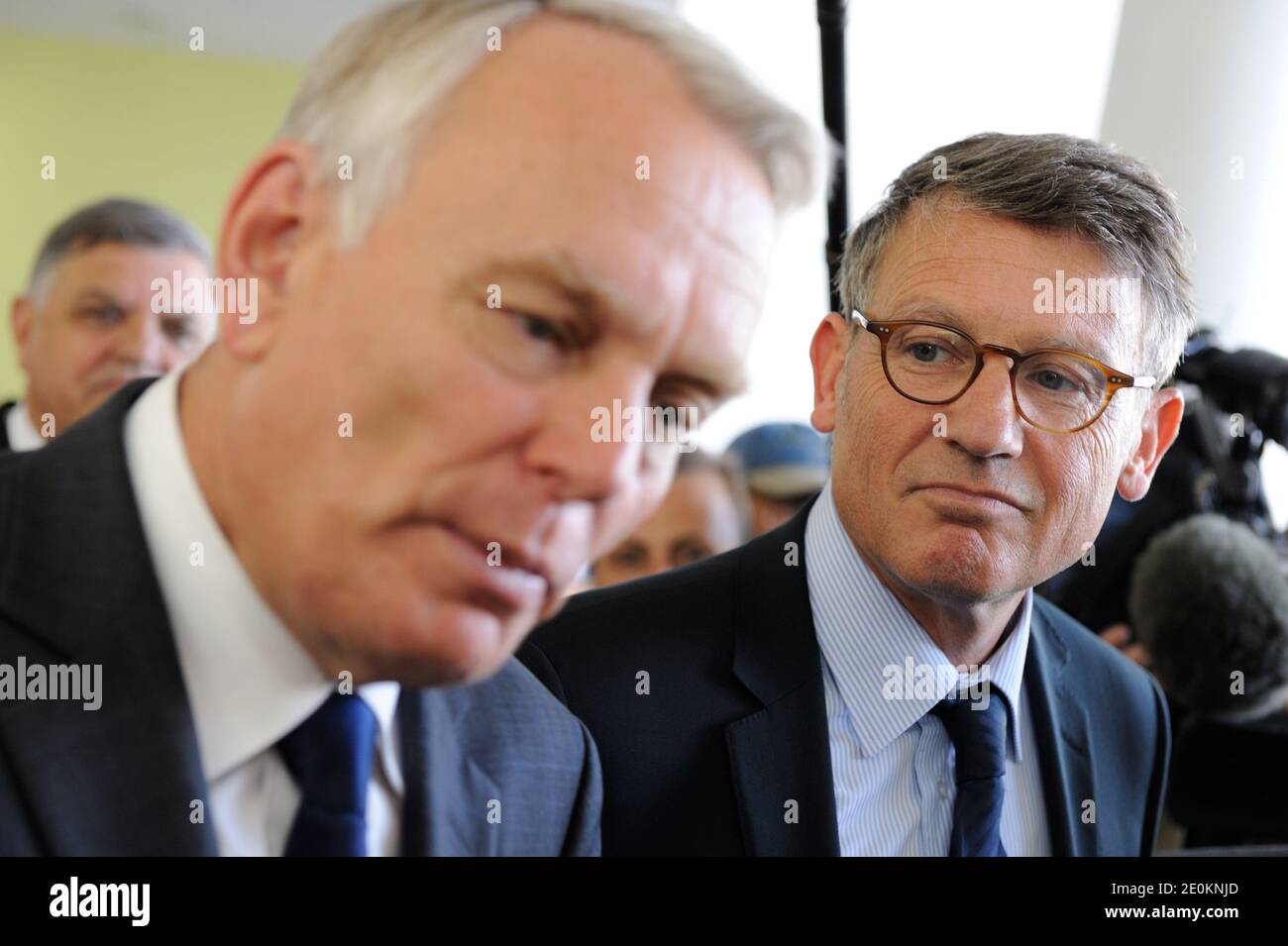 Le 30 août 2012, le Premier ministre français Jean-Marc Ayrault est accompagné du ministre de l'éducation Vincent Peillon, du président de l'Assemblée nationale et de l'ancien président du Conseil de Seine-Saint-Denis, Claude Bartolone, qui visite une école secondaire (collège) Pierre de Ronsard en construction à Tremblay-en-France. Photo de Jacques Witt/Pool/ABACAPRESS.COM Banque D'Images