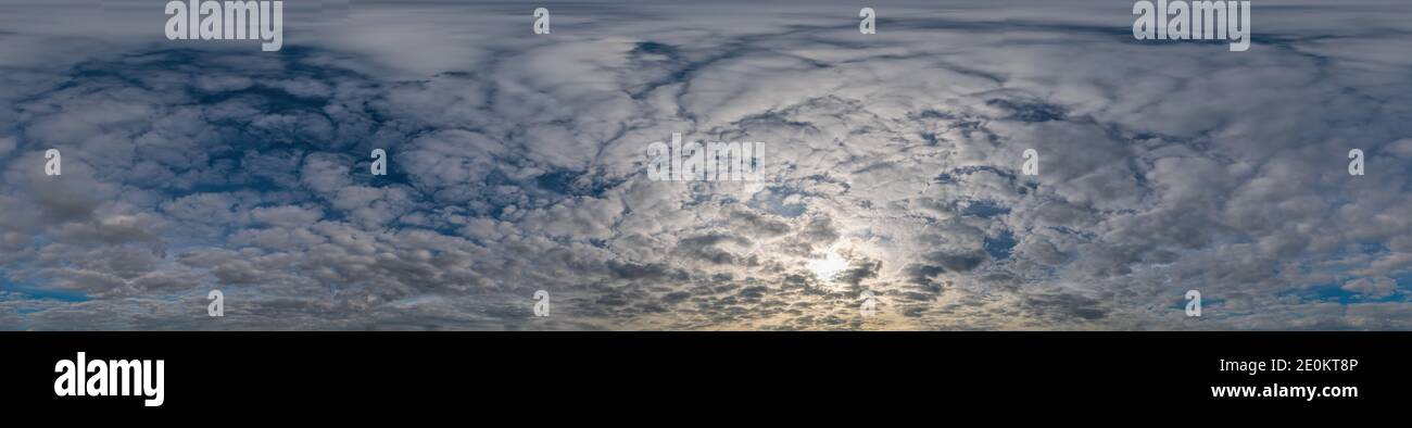 Bleu ciel nocturne sans couture sphérique panorama équirectangulaire 360 degrés avec de beaux nuages de Stratocumulus, coucher de soleil - pour une utilisation dans les graphiques 3D Banque D'Images