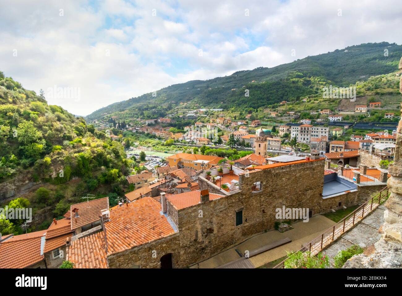 Vue sur l'église médiévale de Saint Anthony, tour de l'horloge et la ville et la vallée de Dolceacqua, en Italie, depuis l'ancien château perché. Banque D'Images