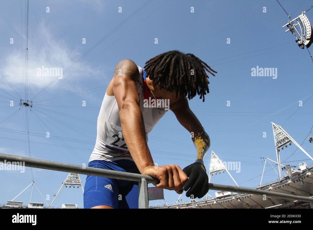 Arnaud Assoumani, en France, est abattu lors de la catégorie hommes de saut long F46 aux Jeux paralympiques de Londres, le 5 septembre 2012, au stade olympique de Londres, au Royaume-Uni. Photo de Pasco/ABACAPRESS.COM Banque D'Images