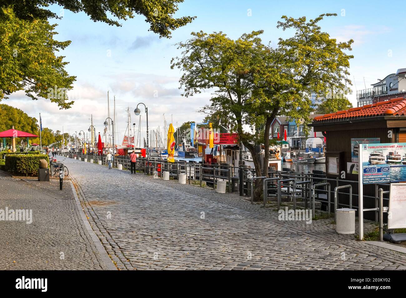 La promenade pittoresque dans la ville balnéaire de Warnemunde, en Allemagne, sur la côte de la mer Baltique. Banque D'Images