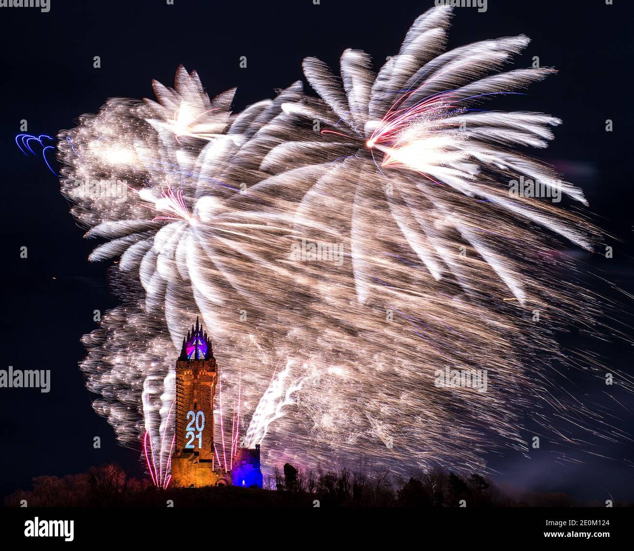 Stirling, Écosse, Royaume-Uni. 1er janvier 2021. Photo : Hogmanay pyrotechnique spectaculaire ferme 2020 et apporte en 2021 avec un éclat d'explosions colorées qui éclairent le ciel de la nuit du nouvel an à 600 mètres au-dessus du Monument Wallace à Stirling. En raison de la pandémie du coronavirus (COVID19), le spectacle sera diffusé en direct à la télévision et en ligne depuis que l'Écosse est en phase 4 verrouillée. La société d'événements basée à Edimbourg, 21CC Events Ltd, des spécialistes pyrotechniques ont passé les derniers jours à mettre en place le spectacle, y compris de puissantes lumières de projection pour la façade des monuments. Crédit : Colin Fisher/Alay Live News. Banque D'Images