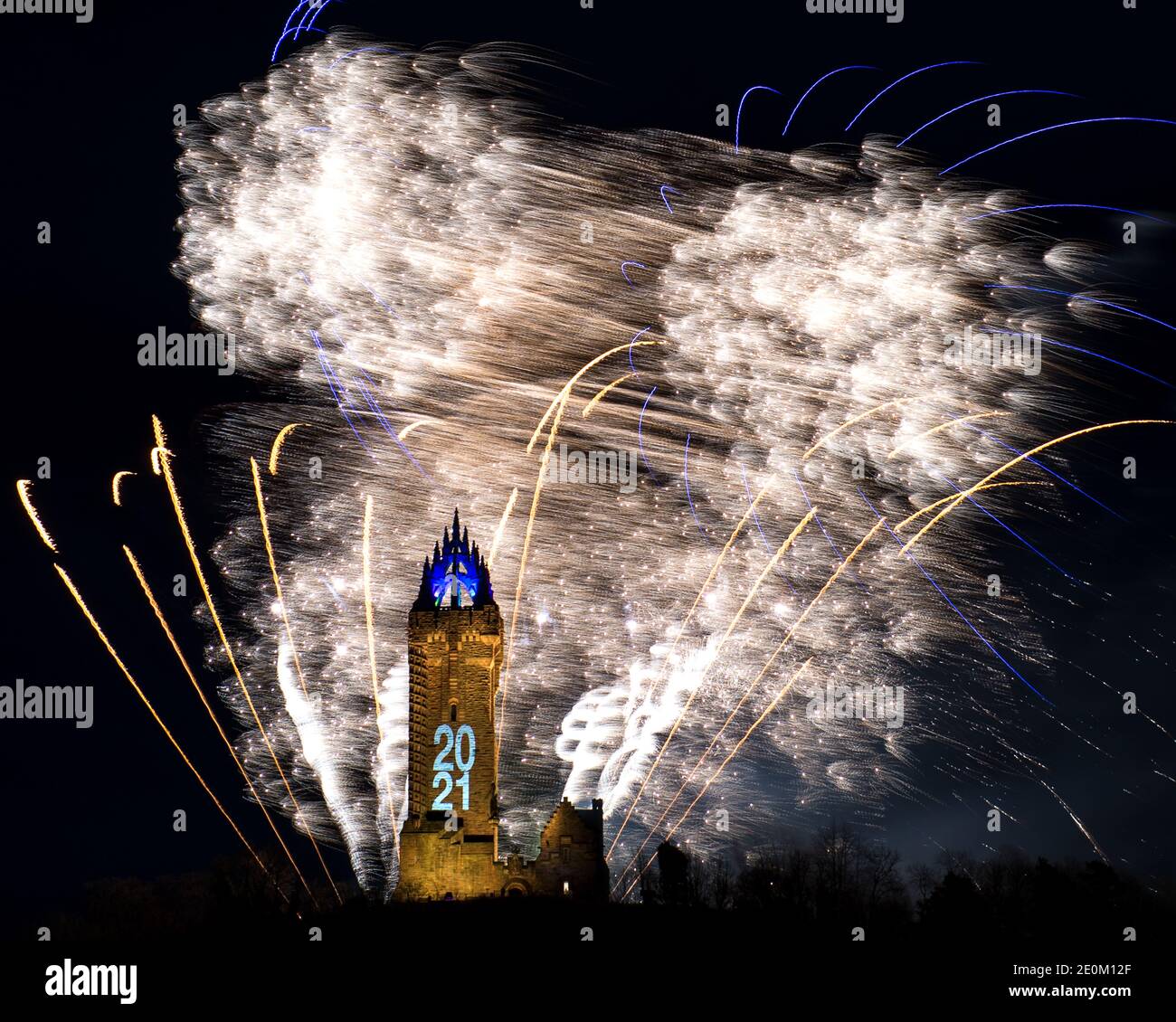 Stirling, Écosse, Royaume-Uni. 1er janvier 2021. Photo : Hogmanay pyrotechnique spectaculaire ferme 2020 et apporte en 2021 avec un éclat d'explosions colorées qui éclairent le ciel de la nuit du nouvel an à 600 mètres au-dessus du Monument Wallace à Stirling. En raison de la pandémie du coronavirus (COVID19), le spectacle sera diffusé en direct à la télévision et en ligne depuis que l'Écosse est en phase 4 verrouillée. La société d'événements basée à Edimbourg, 21CC Events Ltd, des spécialistes pyrotechniques ont passé les derniers jours à mettre en place le spectacle, y compris de puissantes lumières de projection pour la façade des monuments. Crédit : Colin Fisher/Alay Live News. Banque D'Images