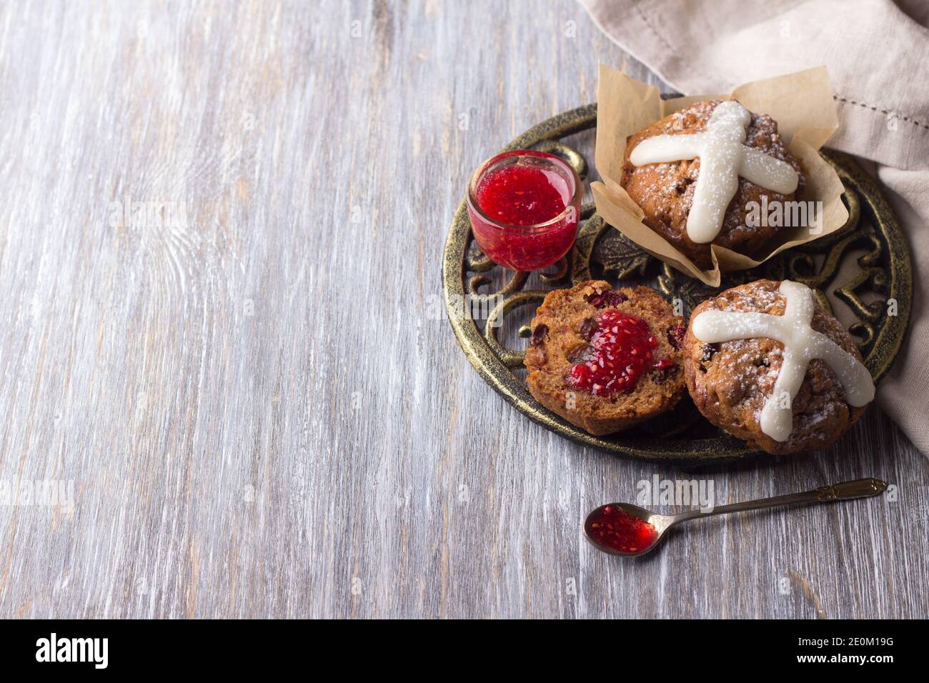 Muffins de Pâques avec raisins secs, canneberges et confiture de framboises sur une table en bois, vue sur le dessus, espace libre Banque D'Images