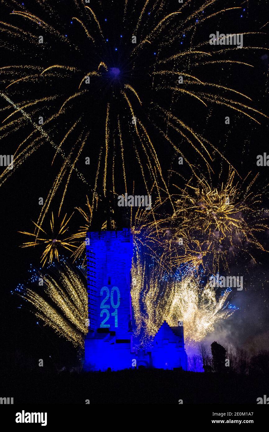 Stirling, Écosse, Royaume-Uni. 1er janvier 2021. Photo : Hogmanay pyrotechnique spectaculaire ferme 2020 et apporte en 2021 avec un éclat d'explosions colorées qui éclairent le ciel de la nuit du nouvel an à 600 mètres au-dessus du Monument Wallace à Stirling. En raison de la pandémie du coronavirus (COVID19), le spectacle sera diffusé en direct à la télévision et en ligne depuis que l'Écosse est en phase 4 verrouillée. La société d'événements basée à Edimbourg, 21CC Events Ltd, des spécialistes pyrotechniques ont passé les derniers jours à mettre en place le spectacle, y compris de puissantes lumières de projection pour la façade des monuments. Crédit : Colin Fisher/Alay Live News. Banque D'Images