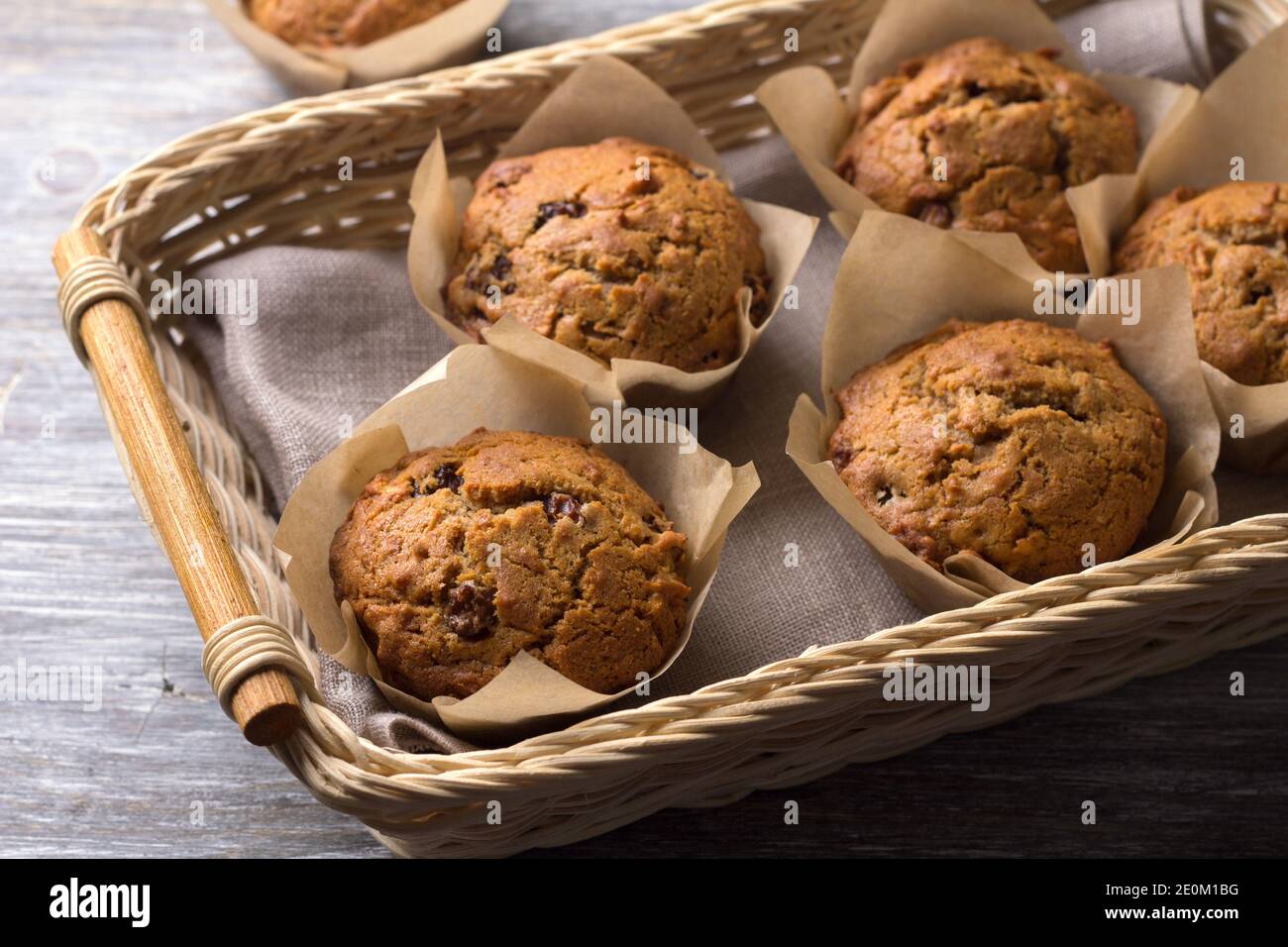 Muffins au sarrasin faits maison avec fruits secs dans un panier sur une table en bois, foyer sélectif Banque D'Images
