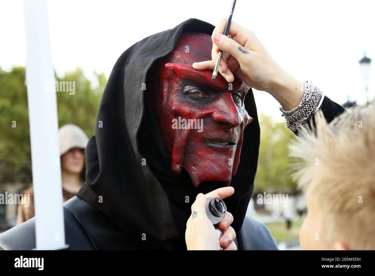 Près de 50 membres des clubs fans de 'Star Wars' ont organisé une bataille éclair de foule pour être diffusée sur Internet, recréant une scène de la célèbre bataille du film culte, dans le centre-ville de Bordeaux, dans le sud-ouest de la France, le 8 septembre 2012. Photo de Patrick Bernard/ABACAPRESS.COM Banque D'Images