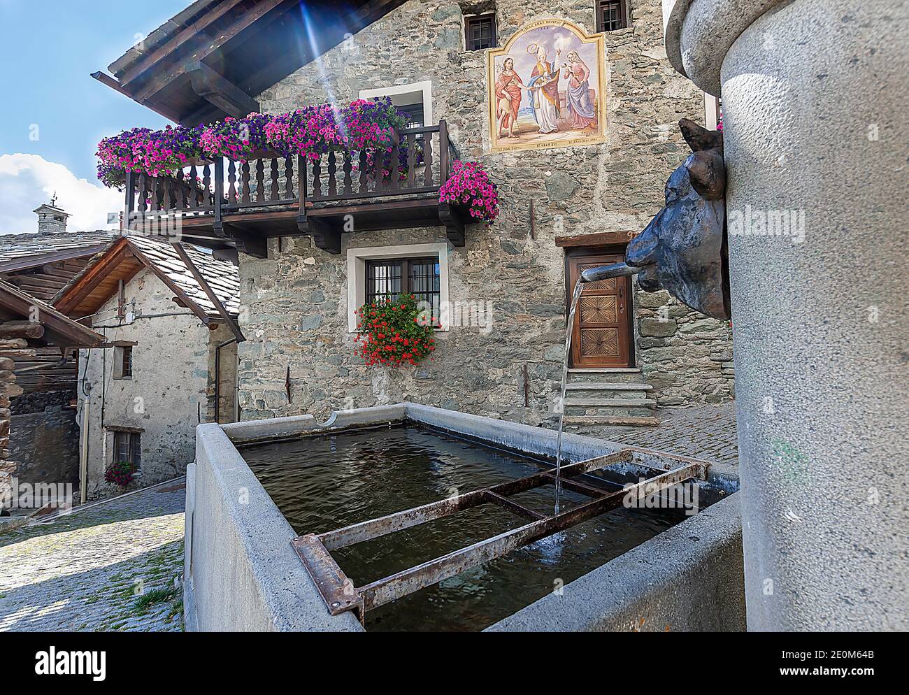 Fontaine et maisons typiques en bois et en pierre, Antagnod, Vallée d'Aoste, Italie Banque D'Images