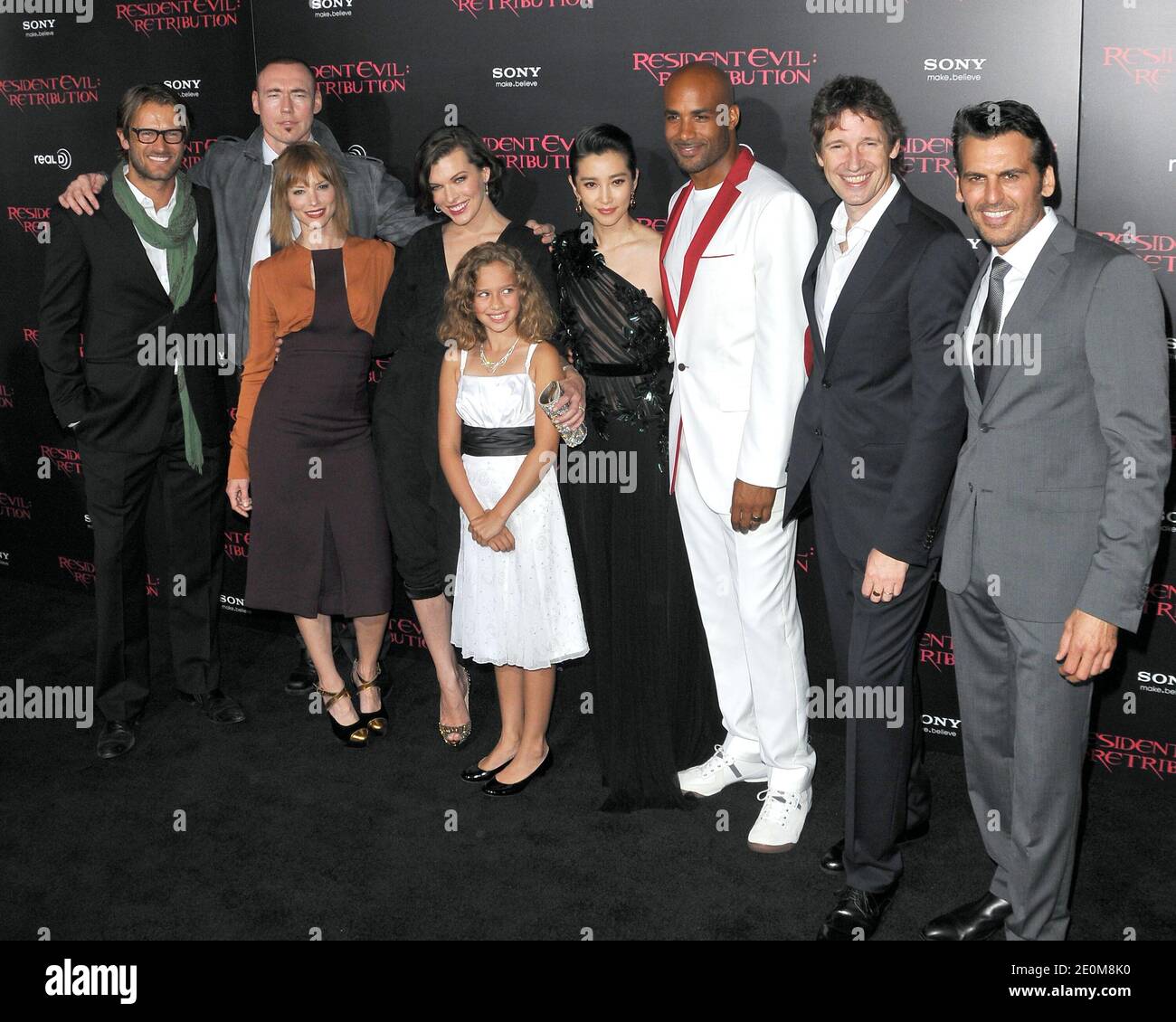 Johann Urb, Kevin Durand, Sienna Guillory, Milla Jovovich, Aryana Engineer, Li Bingbing, Boris Kodjoe, Paul W.S. Anderson et Oded Fehr assistant à la première de 'Resident Evil: Retribution', à Regal Cinemas LA. VIVRE à Los Angeles, CA, Etats-Unis le 12 septembre 2012. Photo de Tony DiMaio/ABACAPRESS.COM Banque D'Images