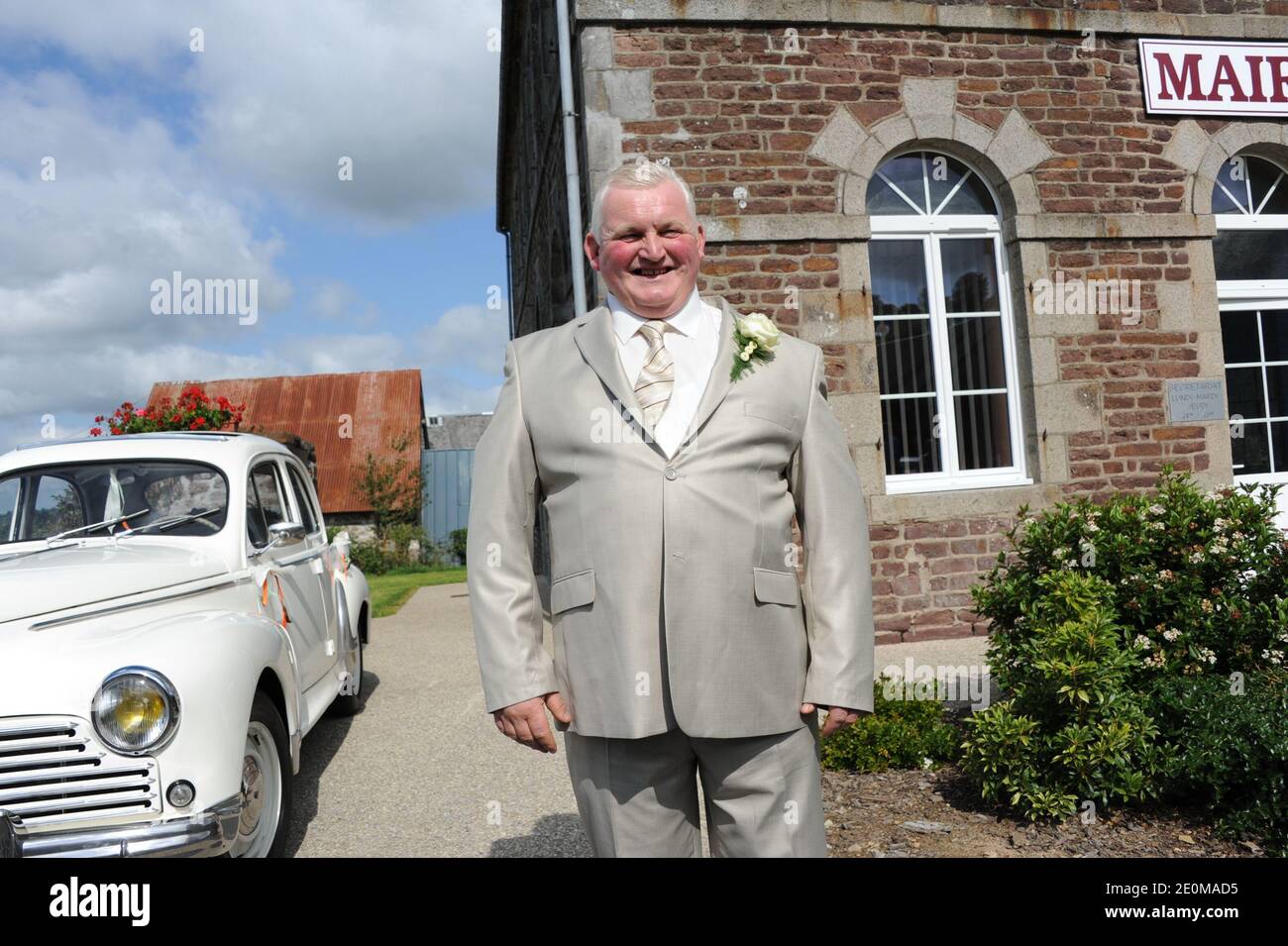 Thierry Olive assistant au mariage de Thierry Olive et Annie (l'amour est dans le pré 7) à Ver, France, le 15 septembre 2012. Photo de Wyters/Marechal/ABACAPRESS.COM Banque D'Images