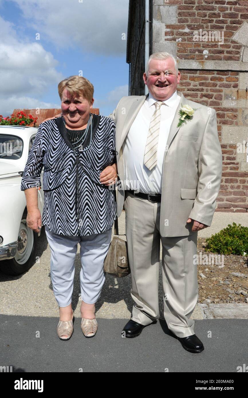 Thierry Olive et sa mère assistent au mariage de Thierry Olive et Annie (l'amour est dans le pré 7) à Ver, France, le 15 septembre 2012. Photo de Wyters/Marechal/ABACAPRESS.COM Banque D'Images