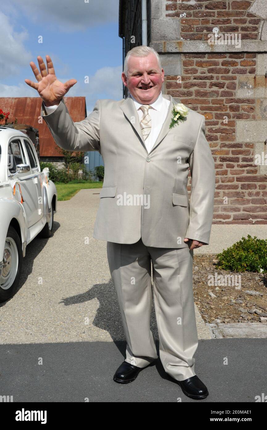 Thierry Olive assistant au mariage de Thierry Olive et Annie (l'amour est dans le pré 7) à Ver, France, le 15 septembre 2012. Photo de Wyters/Marechal/ABACAPRESS.COM Banque D'Images