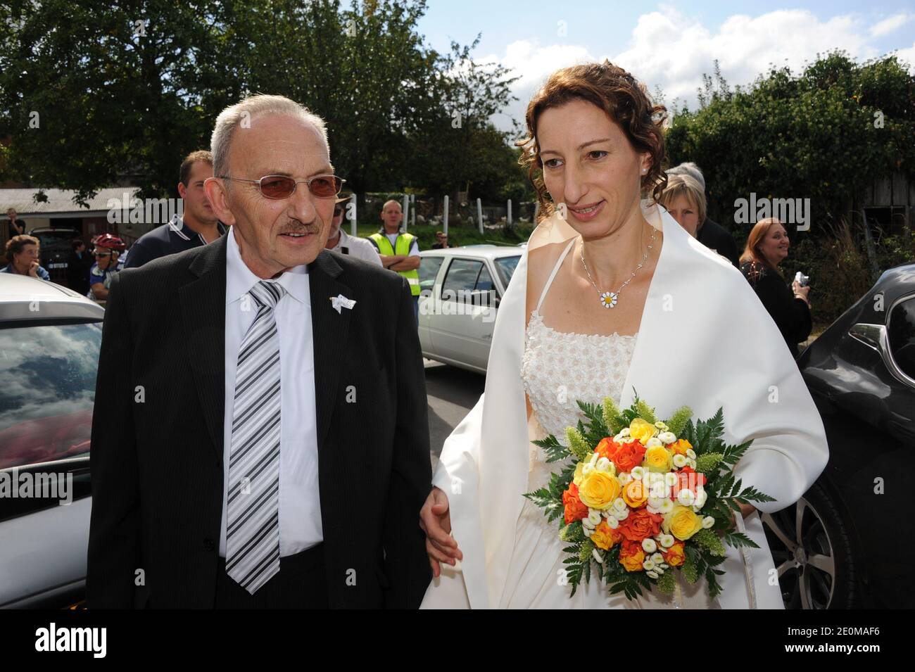 Annie, son père assistant au mariage de Thierry Olive et Annie (l'amour est dans le pré 7) à Ver, France, le 15 septembre 2012. Photo de Wyters/Marechal/ABACAPRESS.COM Banque D'Images