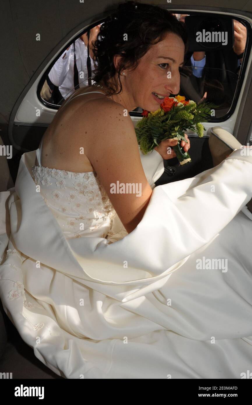 Annie assistant au mariage de Thierry Olive et Annie (l'amour est dans le pre 7) à Ver, France, le 15 septembre 2012. Photo de Wyters/Marechal/ABACAPRESS.COM Banque D'Images