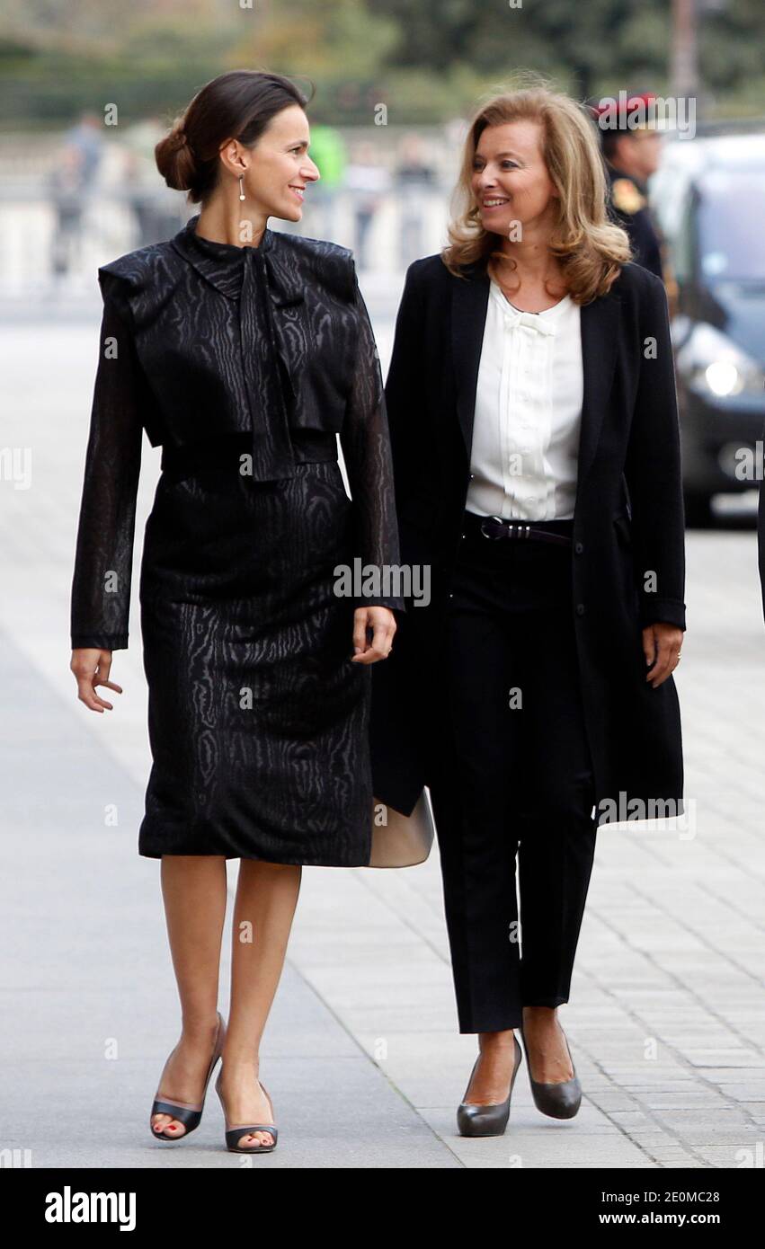 Valerie Trierweiler, la compagne du Président de la France, Aurelie Filippetti, ministre de la Culture, est arrivée le 18 septembre 2012 à la cérémonie d'ouverture officielle des nouvelles galeries du Département des Arts islamiques au musée du Louvre, à Paris. Le nouveau département du Louvre est le plus grand de ce genre en Europe, avec 3,000 objets exposés, rassemblés d'Espagne en Inde et datant du septième siècle après J.-C. Photo de Thierry Chesnot/Pool/ABACAPRESS.COM Banque D'Images