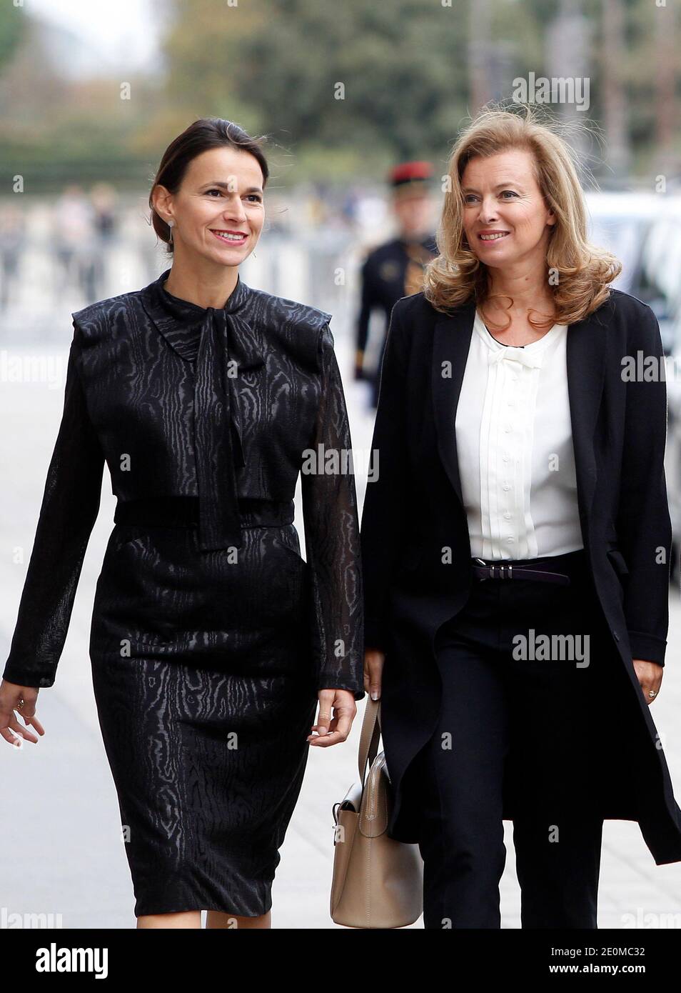 Valerie Trierweiler, la compagne du Président de la France, Aurelie Filippetti, ministre de la Culture, est arrivée le 18 septembre 2012 à la cérémonie d'ouverture officielle des nouvelles galeries du Département des Arts islamiques au musée du Louvre, à Paris. Le nouveau département du Louvre est le plus grand de ce genre en Europe, avec 3,000 objets exposés, rassemblés d'Espagne en Inde et datant du septième siècle après J.-C. Photo de Thierry Chesnot/Pool/ABACAPRESS.COM Banque D'Images