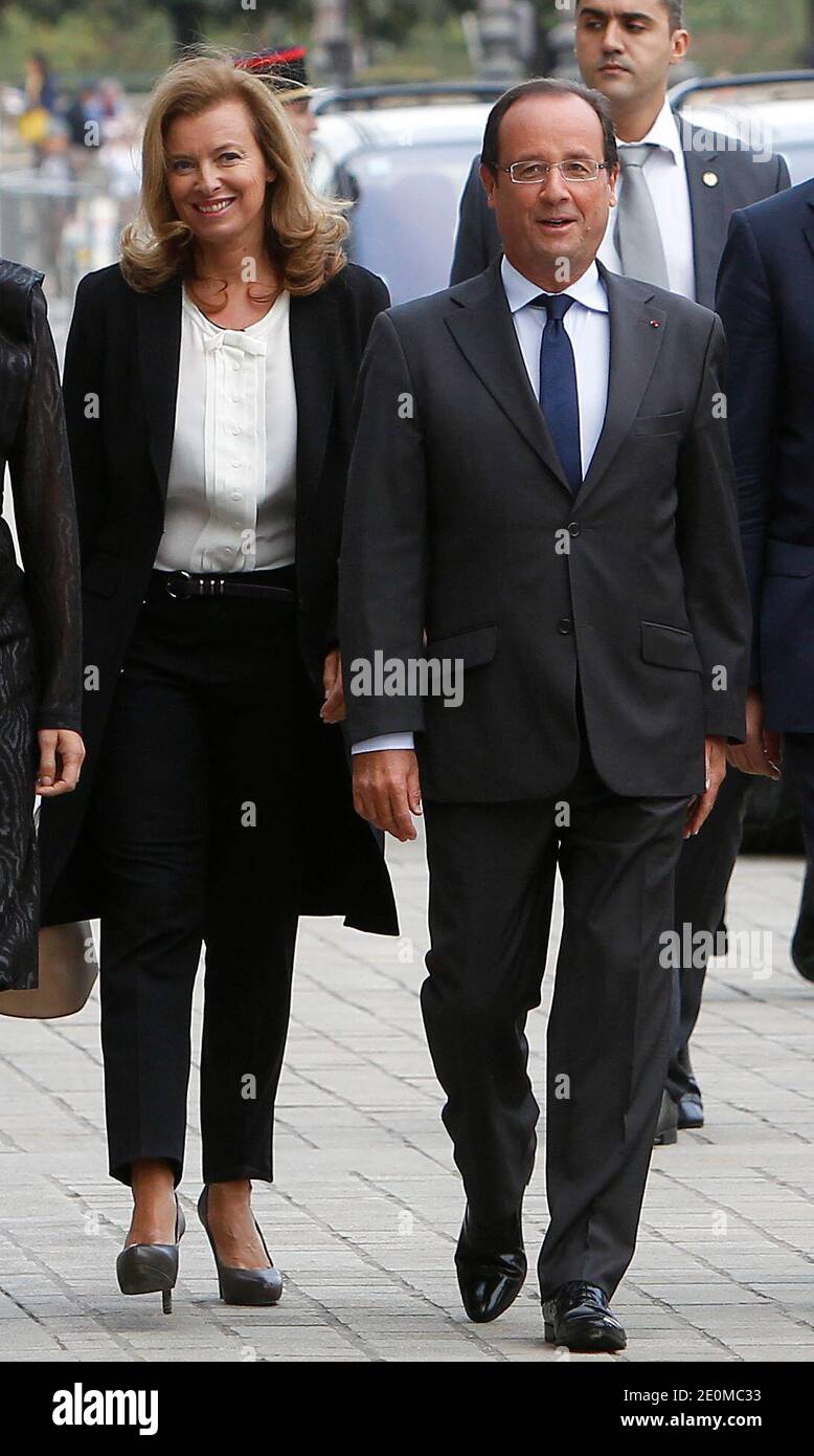 Le président français François Hollande, sa compagne Valérie Trierweiler, est arrivé le 18 septembre 2012 à la cérémonie d'ouverture officielle des nouvelles galeries du département des Arts islamiques au musée du Louvre, à Paris. Le nouveau département du Louvre est le plus grand de ce genre en Europe, avec 3,000 objets exposés, rassemblés d'Espagne en Inde et datant du septième siècle après J.-C. Photo de Thierry Chesnot/Pool/ABACAPRESS.COM Banque D'Images