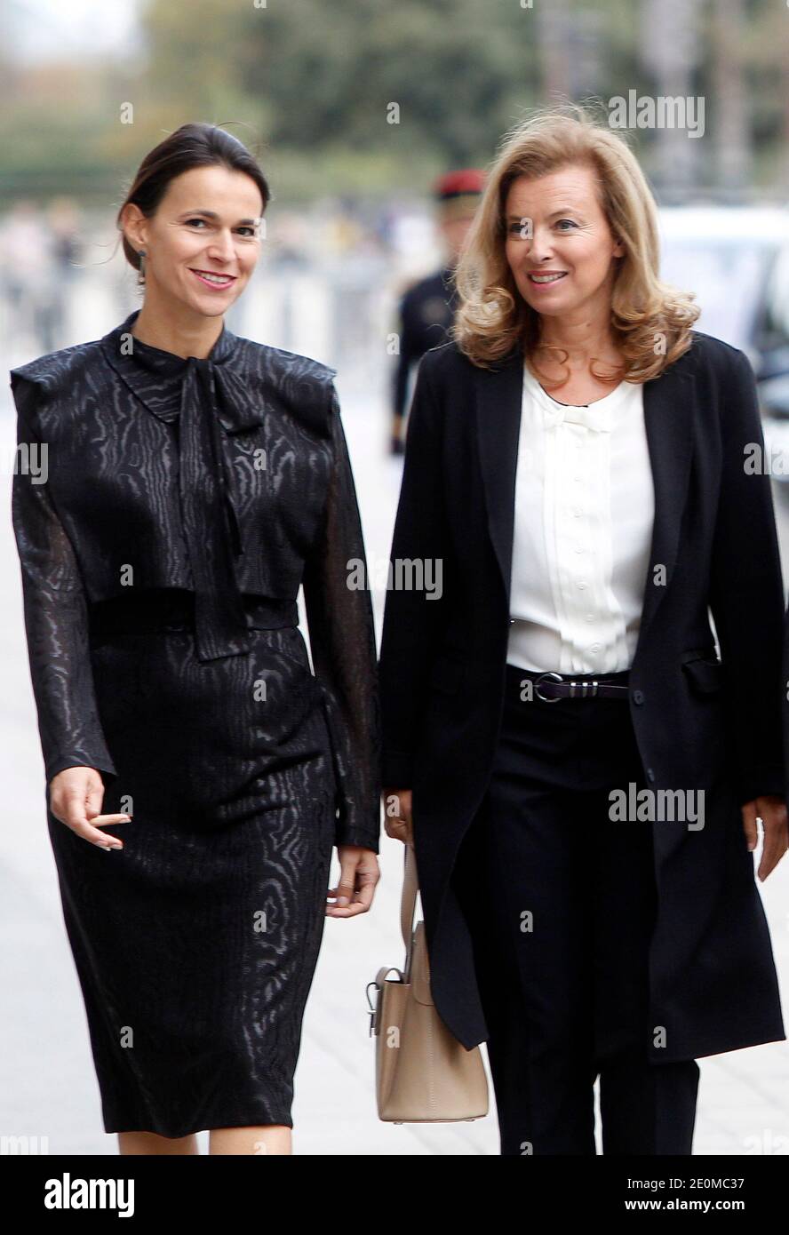 Valerie Trierweiler, la compagne du Président de la France, Aurelie Filippetti, ministre de la Culture, est arrivée le 18 septembre 2012 à la cérémonie d'ouverture officielle des nouvelles galeries du Département des Arts islamiques au musée du Louvre, à Paris. Le nouveau département du Louvre est le plus grand de ce genre en Europe, avec 3,000 objets exposés, rassemblés d'Espagne en Inde et datant du septième siècle après J.-C. Photo de Thierry Chesnot/Pool/ABACAPRESS.COM Banque D'Images