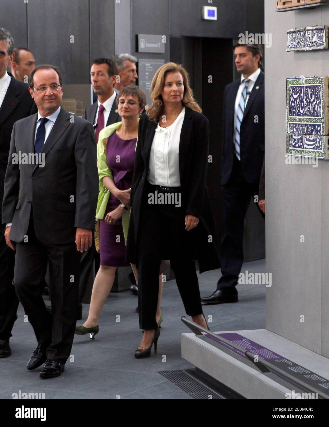 Le président français François Hollande, sa compagne Valérie Trierweiler photographiée lors de la cérémonie d'ouverture officielle des nouvelles galeries du département des Arts islamiques au musée du Louvre, Paris, France, le 18 septembre 2012. Le nouveau département du Louvre est le plus grand de ce genre en Europe, avec 3,000 objets exposés, rassemblés d'Espagne en Inde et datant du septième siècle après J.-C. Photo de Thierry Chesnot/Pool/ABACAPRESS.COM Banque D'Images