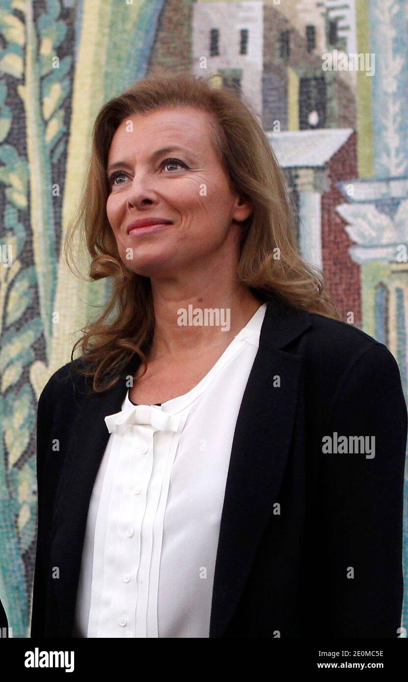 Valerie Trierweiler, la compagne du Président de la France, photographiée lors de la cérémonie d'ouverture officielle des nouvelles galeries du Département des Arts islamiques au Musée du Louvre, Paris, France, le 18 septembre 2012. Le nouveau département du Louvre est le plus grand de ce genre en Europe, avec 3,000 objets exposés, rassemblés d'Espagne en Inde et datant du septième siècle après J.-C. Photo de Thierry Chesnot/Pool/ABACAPRESS.COM Banque D'Images