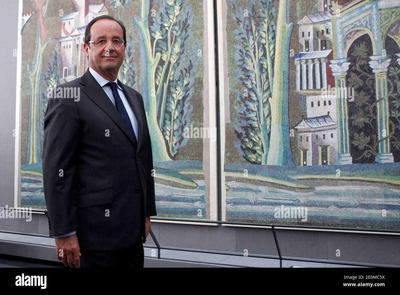 Le président français François Hollande a photographié lors de la cérémonie d'ouverture officielle des nouvelles galeries du Département des Arts islamiques au musée du Louvre, Paris, France, le 18 septembre 2012. Le nouveau département du Louvre est le plus grand de ce genre en Europe, avec 3,000 objets exposés, rassemblés d'Espagne en Inde et datant du septième siècle après J.-C. Photo de Thierry Chesnot/Pool/ABACAPRESS.COM Banque D'Images
