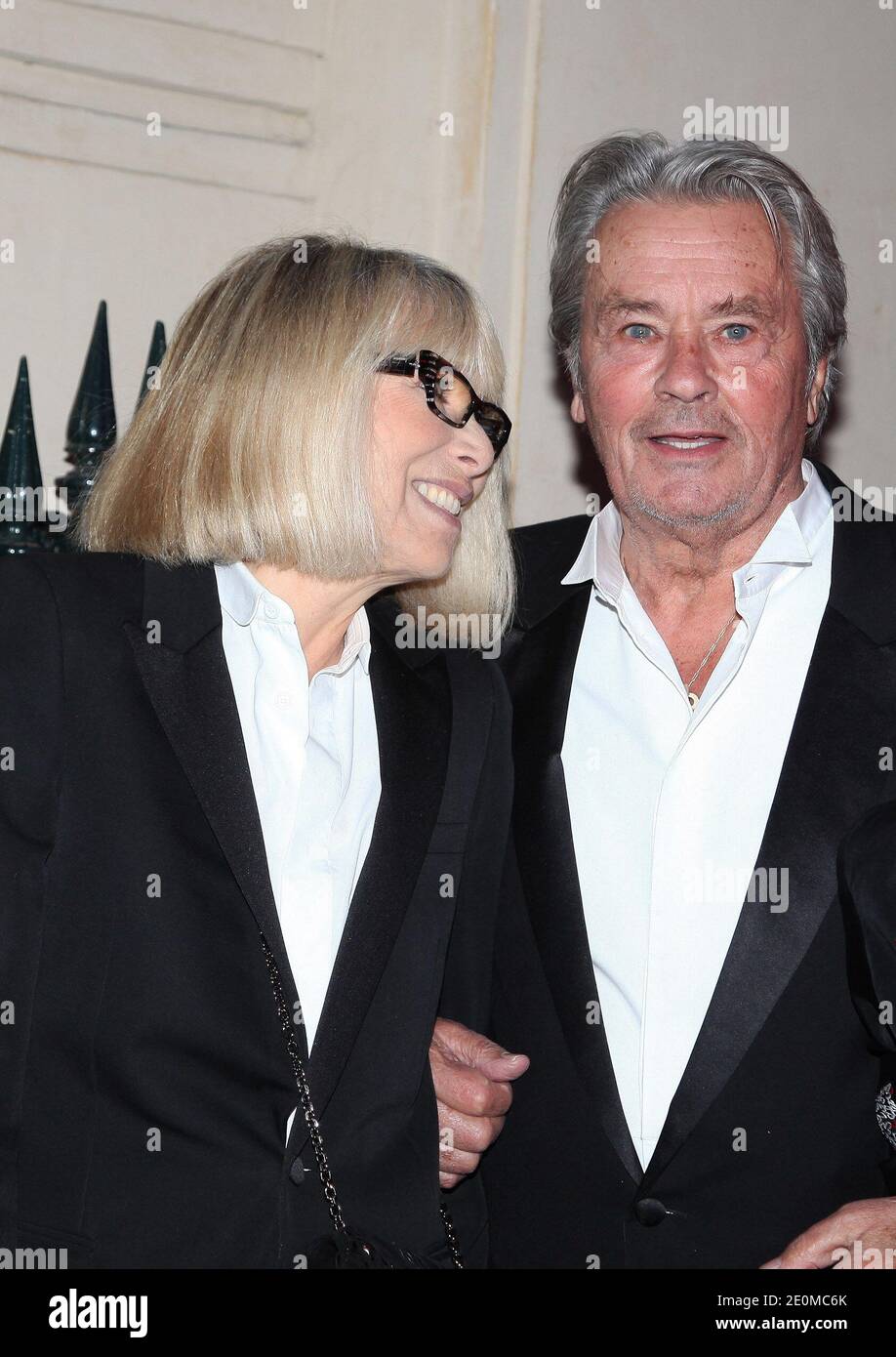 Mireille Darc et Alain Delon participant au Gala 'IFRAD' qui s'est tenu au Cirque d'hiver à Paris, en France, le 18 septembre 2012. Photo de Denis Guignebourg/ABACAPRESS.COM Banque D'Images