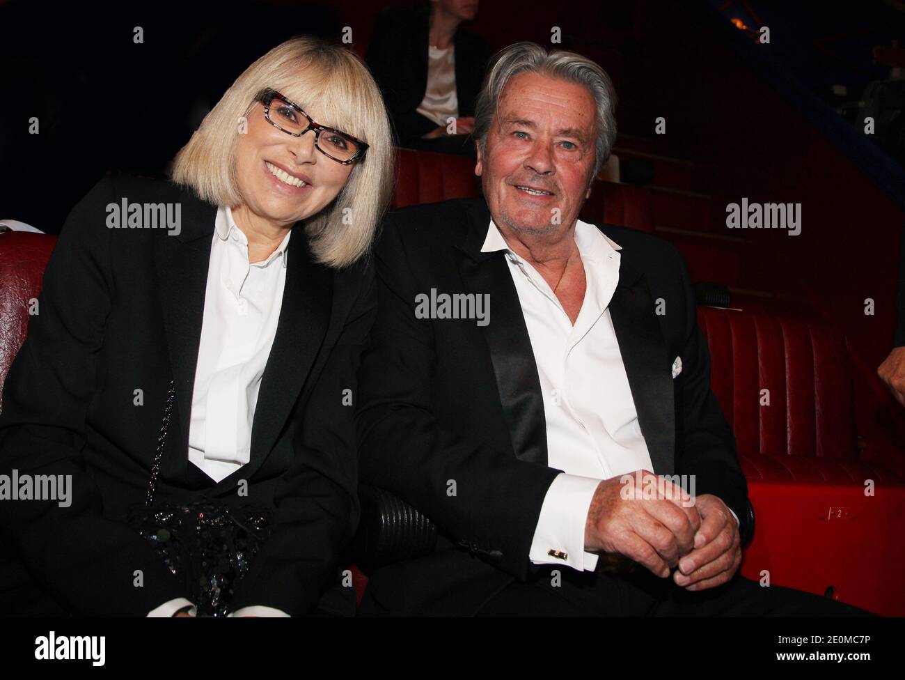 Mireille Darc et Alain Delon participant au Gala 'IFRAD' qui s'est tenu au Cirque d'hiver à Paris, en France, le 18 septembre 2012. Photo de Denis Guignebourg/ABACAPRESS.COM Banque D'Images