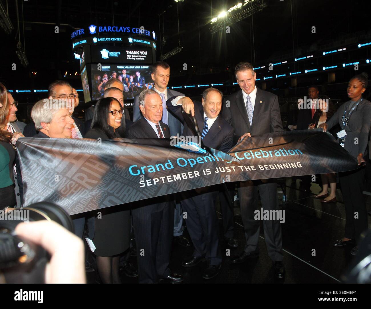 Le maire de New York, Michael R. Bloomberg, le PDG de Brooklyn nets, Brett Yormark, le président exécutif de Barclays pour les Amériques, Thomas L. Kalaris, le propriétaire de Brooklyn nets, Mikhail Prokhorov, et le président-directeur général de Forest City Ratner Companies, Bruce Ratner, lors de la cérémonie de découpe du ruban au dévoilement du Barclays Center, Un stade intérieur polyvalent à Brooklyn, New York City, NY, États-Unis, le 21 septembre 2012. Photo de Charles Guerin/ABACAPRESS.COM Banque D'Images